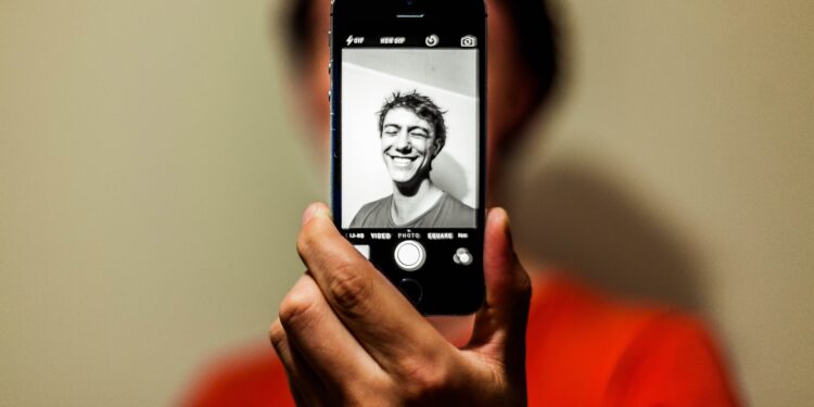 5 Apps You Need To Turn Your Life Into A Selfie Game